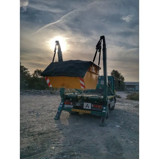 Entsorgen eines Containers mit Bauschutt